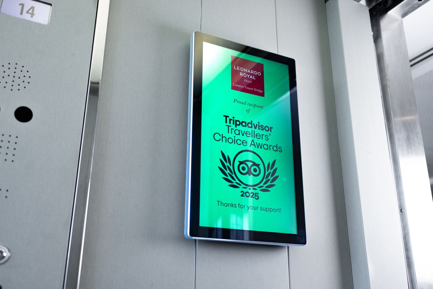 TrouDigital signage screen displaying Tripadvisor Travellers\